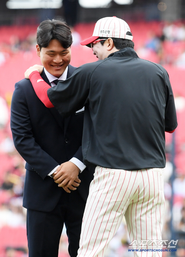  Dongsung High School junior Lee Donghoon and Hyunjong are taking care of the junior