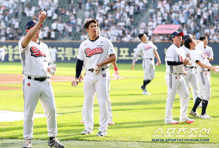  Doosan players who give autographs to commemorate the club's 30 million audience