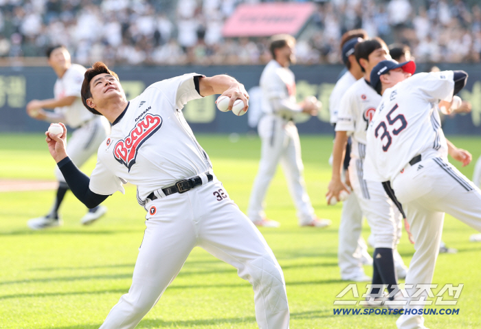  Doosan players who give autographs to commemorate the club's 30 million audience