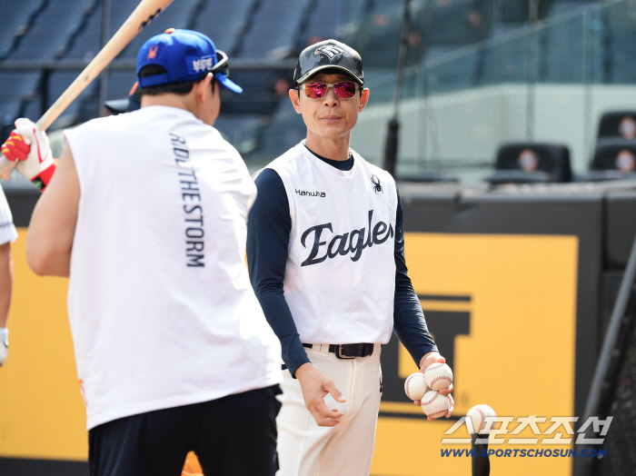  I'm only focusing on the coach Kim Jae Girl's game
