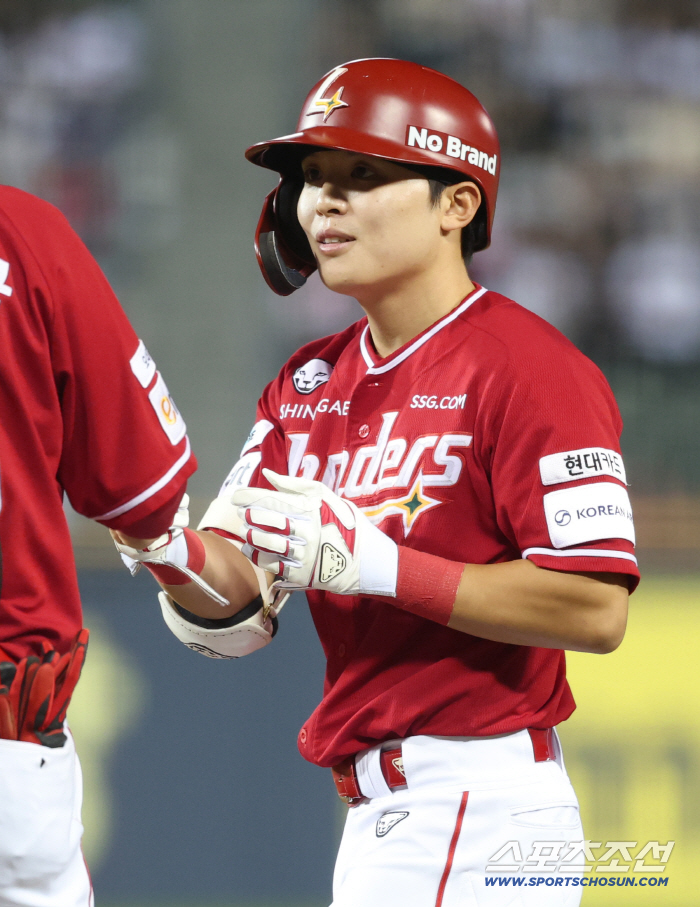  Jung Joon-jae hits the leadoff hitter in the seventh inning