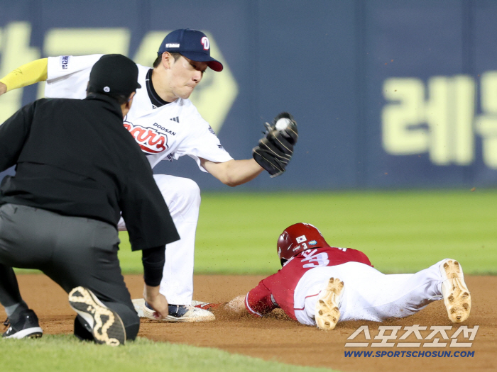  Jung Joon-jae succeeds in stealing second base