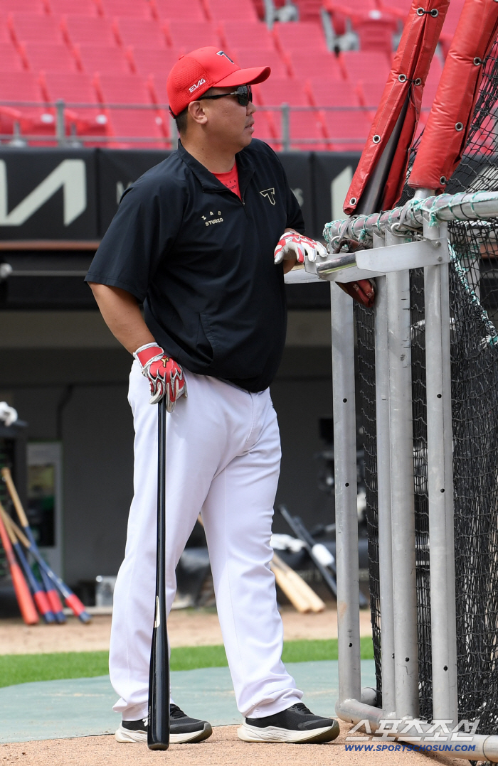  KIA manager Lee Bum-ho in thought