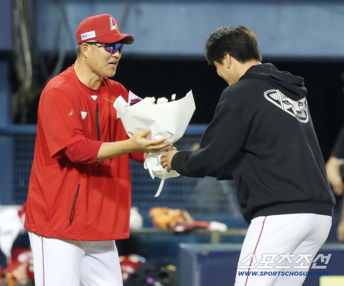  Kim Kwang-hyun, who is congratulated by Lee Sung-yong, achieved 10 wins for 12 consecutive years