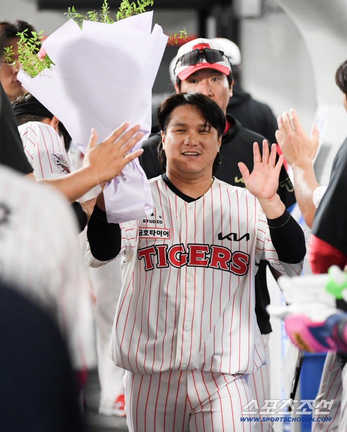  Kim Sun Bin, the Tigers' record for the most business trips, is happy