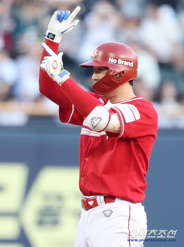  Kim Sungwook hit a double