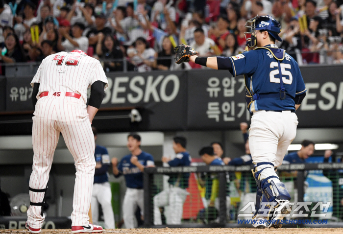  NC catcher Kim Hyung-joon struck out Wisdom
