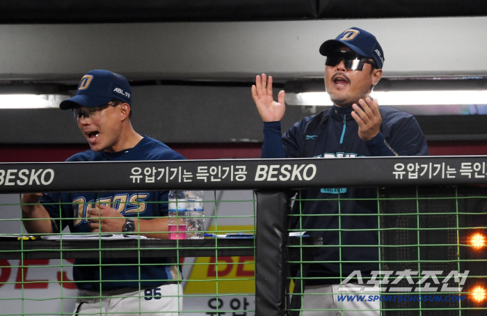  NC manager Lee Ho-joon, who led the team to five consecutive wins, cheers