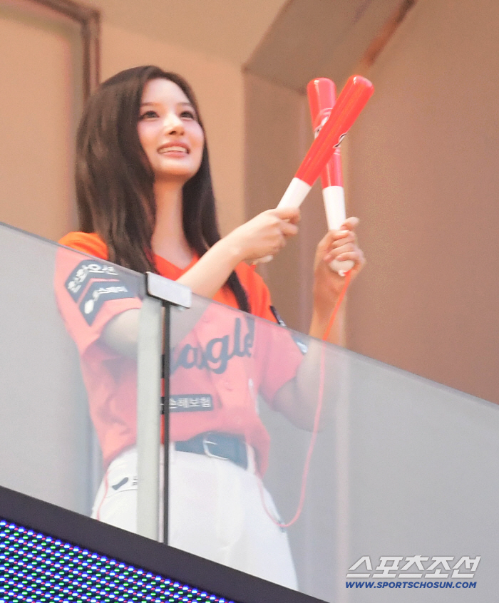  NMix Seol Yoon, Hanwha cheer stick and cheer