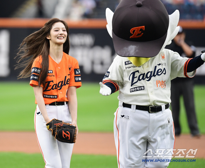  NMix Seol Yoon's exciting ballpark outing, first pitch