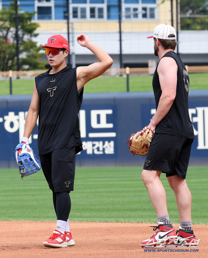  Oh Sun-woo's defense training for Wizdom's first base