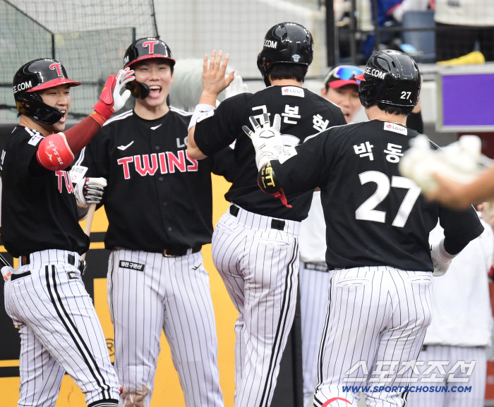  Park Dong-won's two-run home run shot to complete the big inning in the top of the first inning