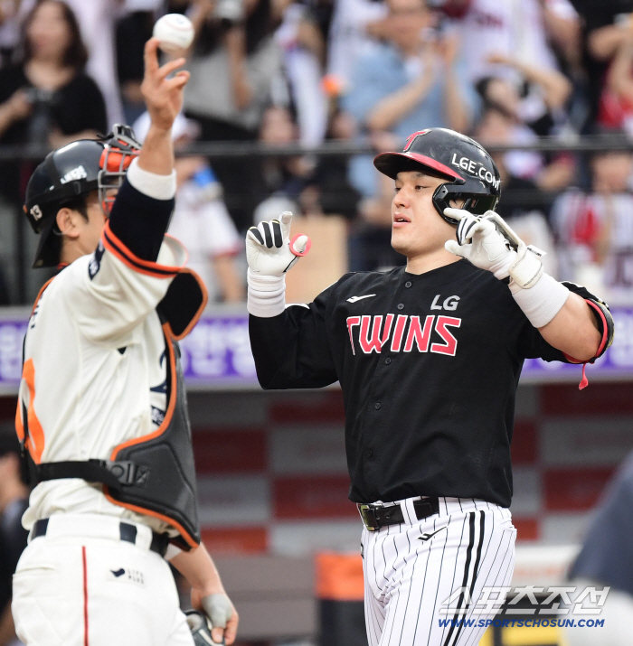  Park Dongwon's two-run home run shot to make up for yesterday's mistake