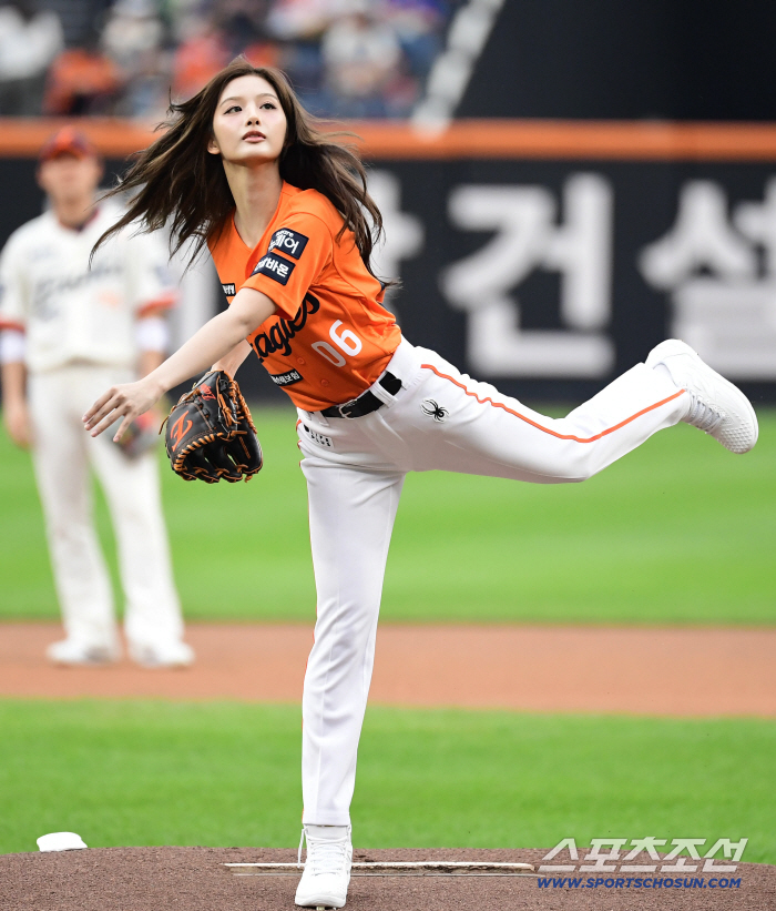  Perfect first pitch like Seol Yoon's doll