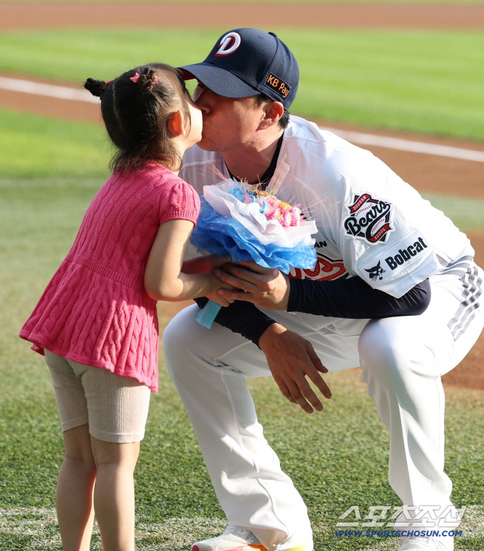  Romantic pitcher Ko Hyo-joon with his happy daughter for 600 games