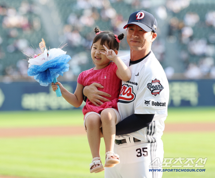  Romantic pitcher Ko Hyo-joon's 600-game trip bouquet presented by his daughter