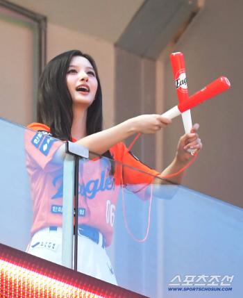  Seol Yoon Hanwha Eagles cheer for him