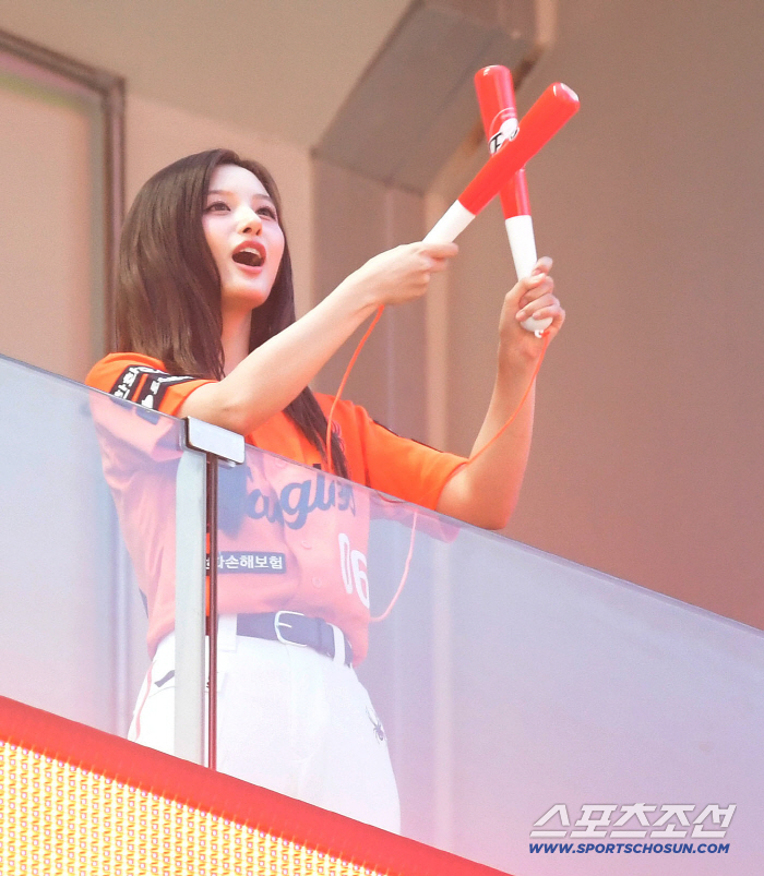  Seol Yoon visited Daejeon Stadium, finished the first pitch, and cheered for us