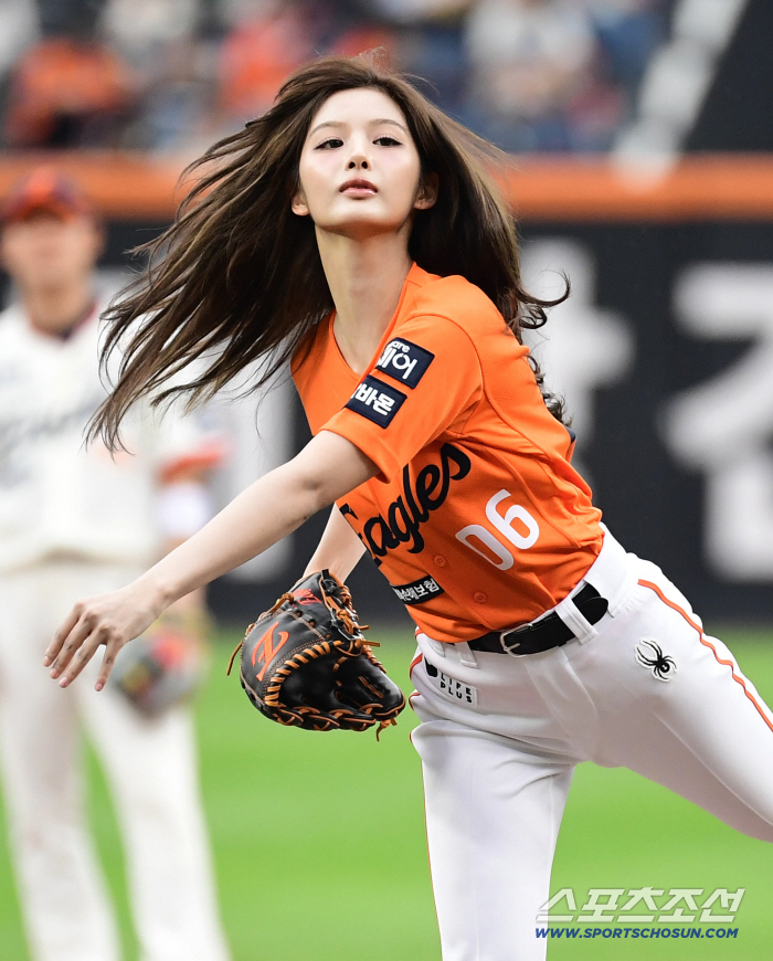  Seol Yoon, who throws the first pitch, throws the first pitch vigorously with his long hair flying