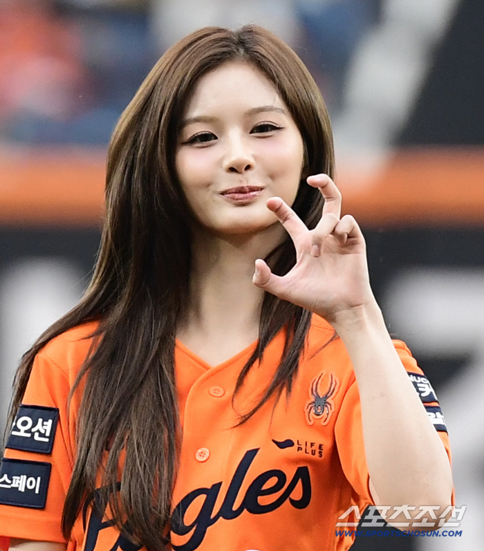  Seol Yoon's eagle claw ceremony after the first pitch