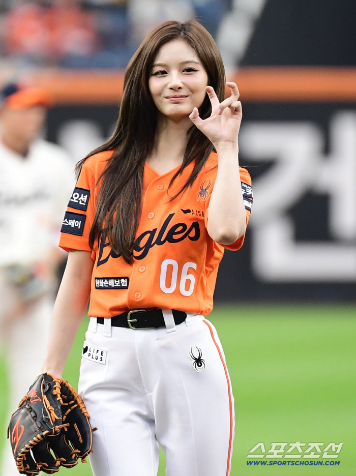  Seol Yoon's eagle claw ceremony after the first pitch