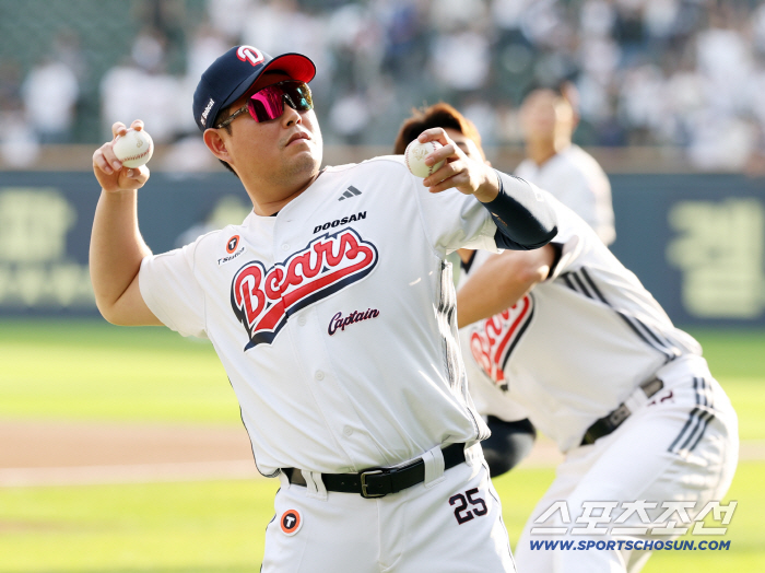  Yang Eui-ji, who gives autographed balls, commemorates the club's 30 million audience