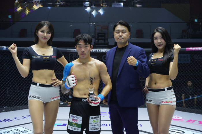 Road FC CEO Seo Deok-ho presents the trophy to the winning Cho Soo-hwan 