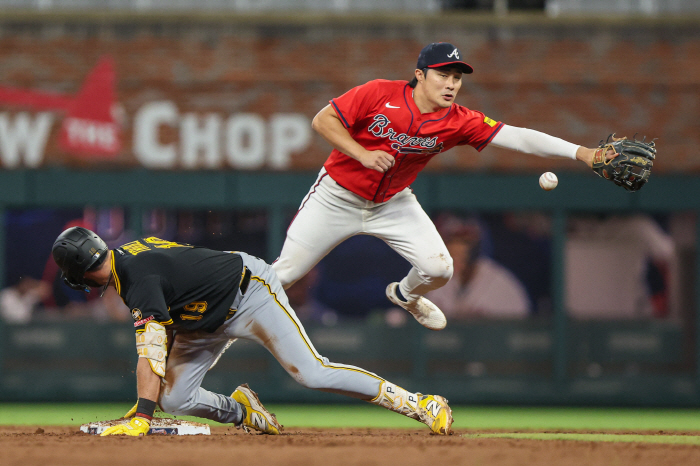 Since joining Atlanta, he has struck out the bases with each worst chance and has no hits in four at-bats against Pittsburgh, Kim Ha-sung