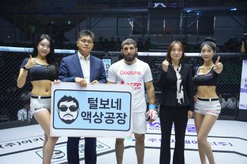 Toulbonne Liquid Factory Director Kim Oh-sung, CRM Ohana Team Leader, Awarding Trophy to victorious Rizvan Rizvanov 