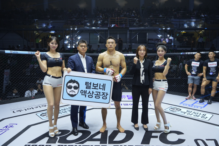 Tulbonne Liquid Factory Director Kim Oh-sung, CRM Ohana Team Leader, and Winning Cho Seung-ki Award 