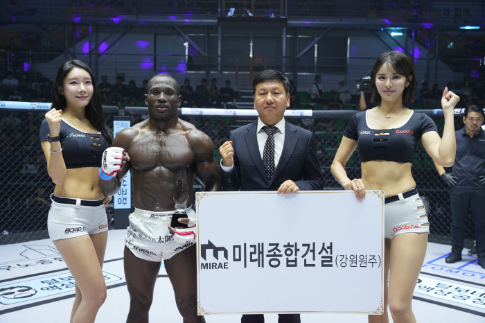 World Rotary 3730th District, Gangwon Province President Kim Myung-joon in 27th and 28th years, and the trophy award to Max the Body who won (Road FC)
