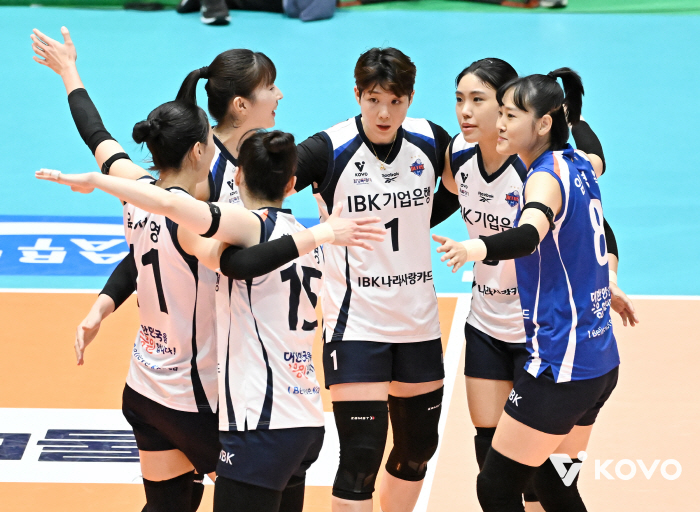 Wow, IBK Industrial Bank is lethargic without Yang Hyo-jin, beating Hyundai Engineering & Construction, which aims to win its second consecutive championship, and going to the final 