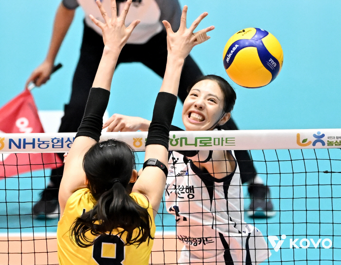 Wow, IBK Industrial Bank is lethargic without Yang Hyo-jin, beating Hyundai Engineering & Construction, which aims to win its second consecutive championship, and going to the final 
