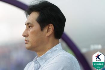 Director Yoo Byung-hoon, who is determined to win, wore a purple tie in Gwangju, which is difficult, and tight 