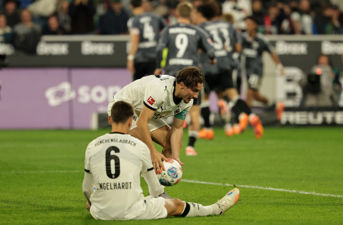 It was a beautiful header  Kastroff's crazy Bundesliga debut goal → highest rating in the team!Glatbach, 06→46 defeat