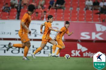  Acting Jeju Kim Jeong-soo suddenly took over the baton, first of all, the same lineup as Suwon FC's predecessor Hakbumson