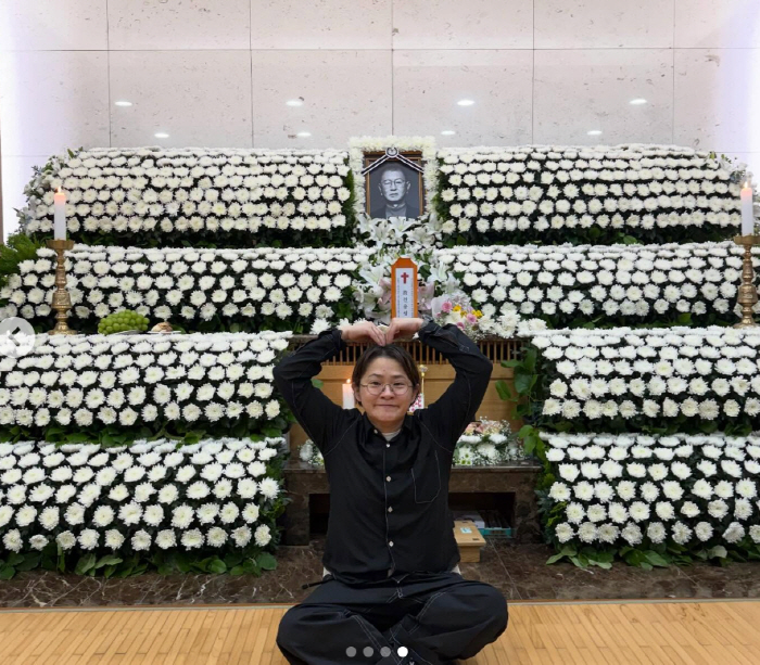 Jeon Yoo-sung's last protection, Kim Shin-young, heart pose in front of the portrait..puffy eyes