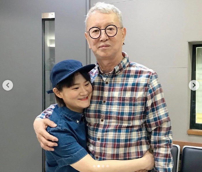 Jeon Yoo-sung's last protection, Kim Shin-young, heart pose in front of the portrait..puffy eyes