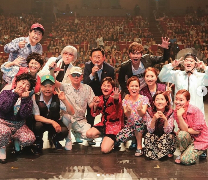 Jeon Yoo-sung's last protection, Kim Shin-young, heart pose in front of the portrait..puffy eyes