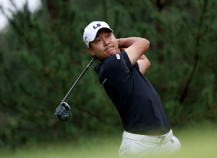 Just before sunset, champion putt Jeon Ga-ram won the Hyundai Marine Insurance Choi Kyung-ju Invitational by one stroke and won his fourth victory in total