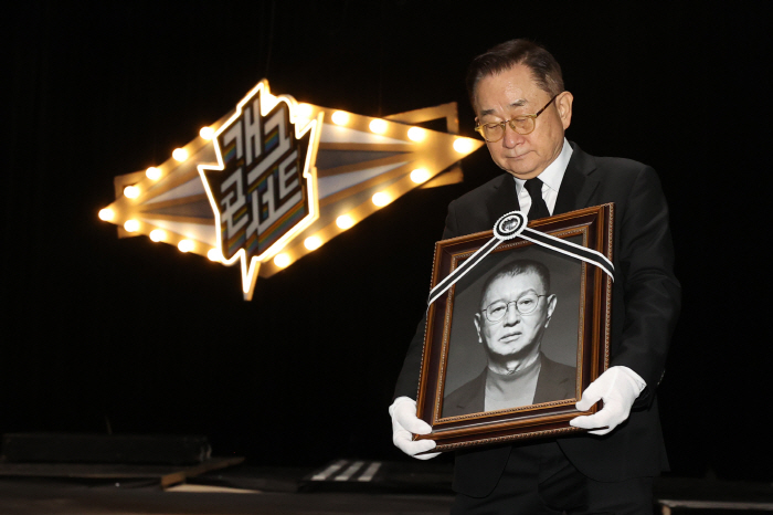 leave the big star of comedy...In the tears of the juniors, we're going to the sky stage now