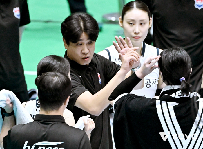 A mark dedicated to Yuk Seoyoung? No way, IBK Industrial Bank won for the first time in 9 years...3-1 come-from-behind victory over the road corporation