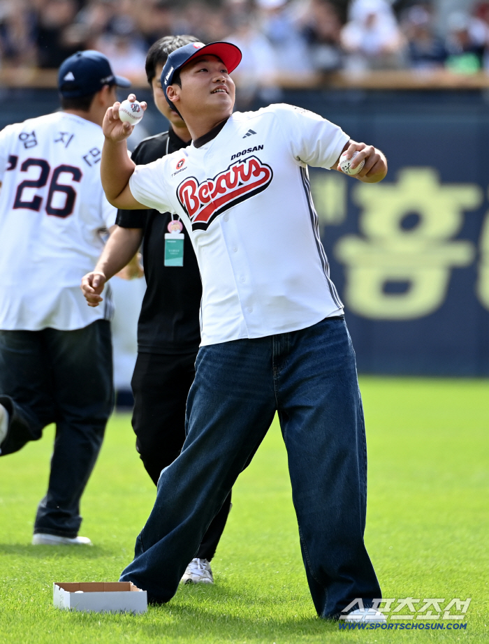  2026 Doosan rookie Kim Joo-oh smiles as he throws a signed ball