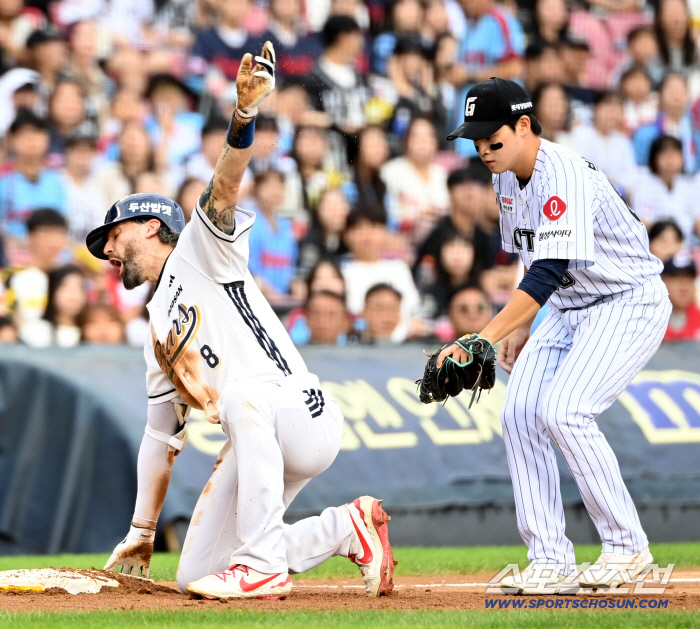  Cave cheers for a three-run triple, Park Chan-hyung brings his glove