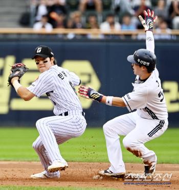  HAN TAE YANG, grab Cho and go to first base