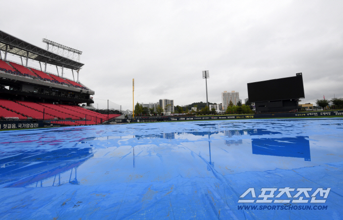  Installing a large tarpaulin ahead of Gwangju KIANC