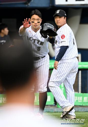  Jeon Jun-woo greets Doosan after the final match