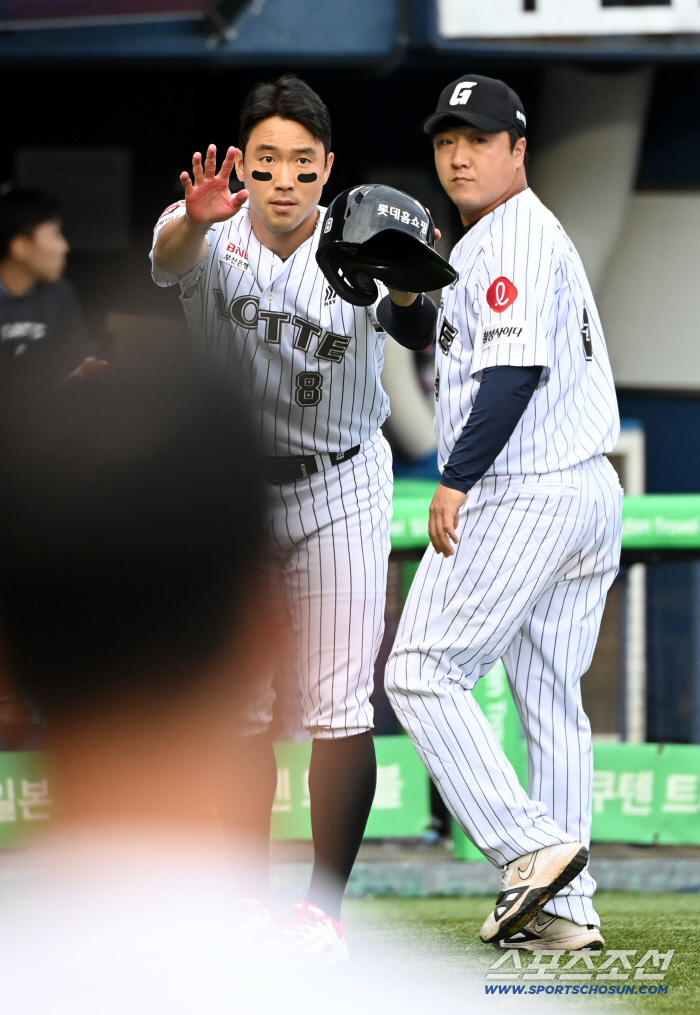  Jeon Jun-woo greets Doosan after the final match