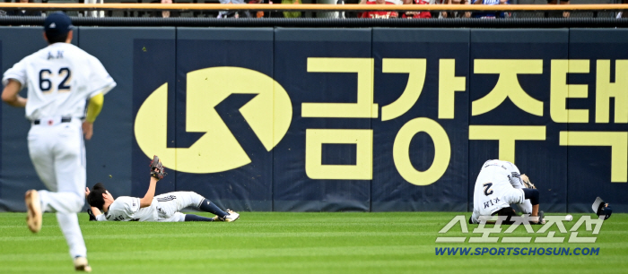  Jung Soo-bin and Kim Min-seok collide while trying to catch a ball