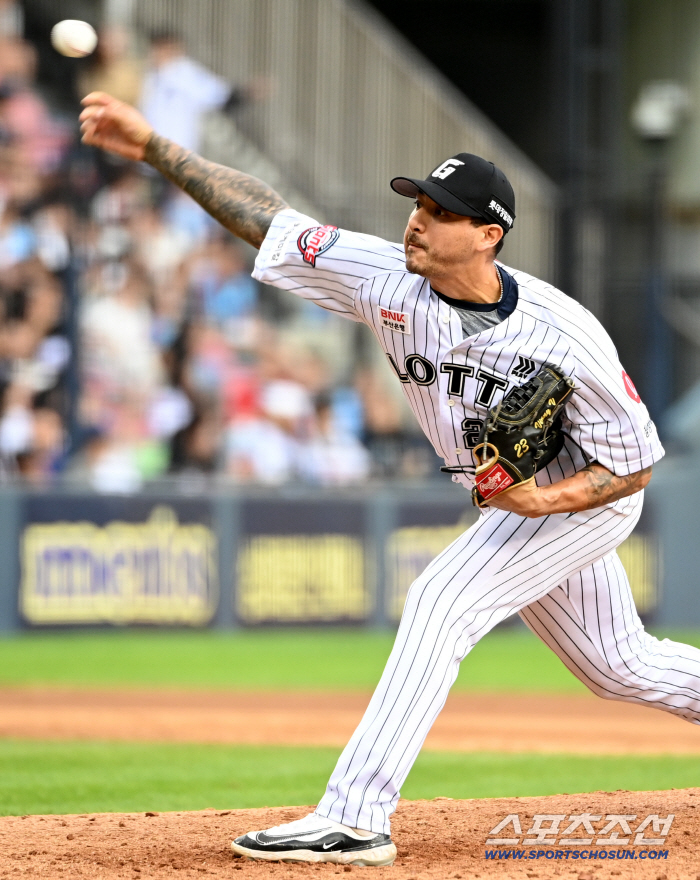  Lotte Velazquez in the 8th inning